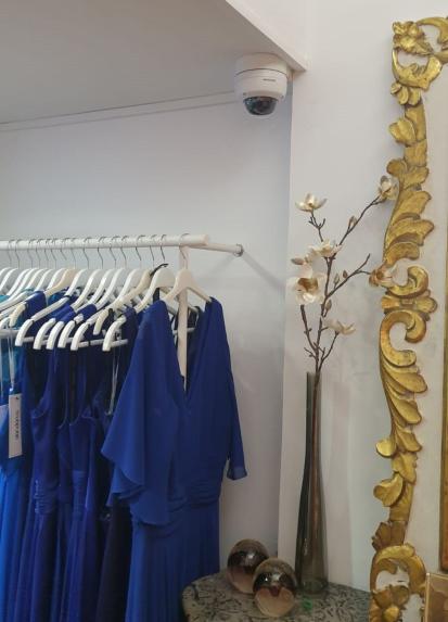 Bij Odysse kunt u prachtige feestkleding en accessoires zoals clutches, hoeden en sieraden vinden. Odysse gebruikt de mooiste stoffen van de beste Italiaanse kwaliteit en alles kan geleverd worden in verschillende kleuren. Onze monteur Stanley heeft bij Odysse twee binnencamera’s geplaatst.