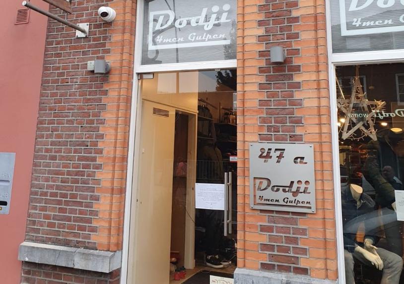 Dodji 4 Men is een kledingzaak voor mannen in Gulpen. Mannen, zowel jong als oud, kunnen sinds maart 2012 terecht bij Dodji. De kledingzaak verkoopt sportieve maar ook fashionable kleding. Voor ieder wat wils! Onze monteur Dimitri heeft een binnen- en buiten camera geïnstalleerd.