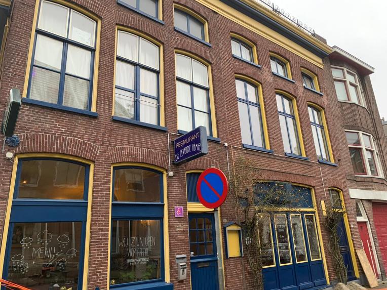 Restaurant De Zevende Hemel is gevestigd in Groningen-stad, vlak om de hoek bij de NIeuwe Kerk. In de Zevende Hemel kan iedereen lekker eten. Het restaurant biedt vlees-, vegetarische-, veganistische- en visgerechten. En de bediening speelt ook nog eens piano! Op dit moment doen ze aan afhaal. Onze Willem heeft een draadloos alarmsysteem van Ajax Systems geïnstalleerd.